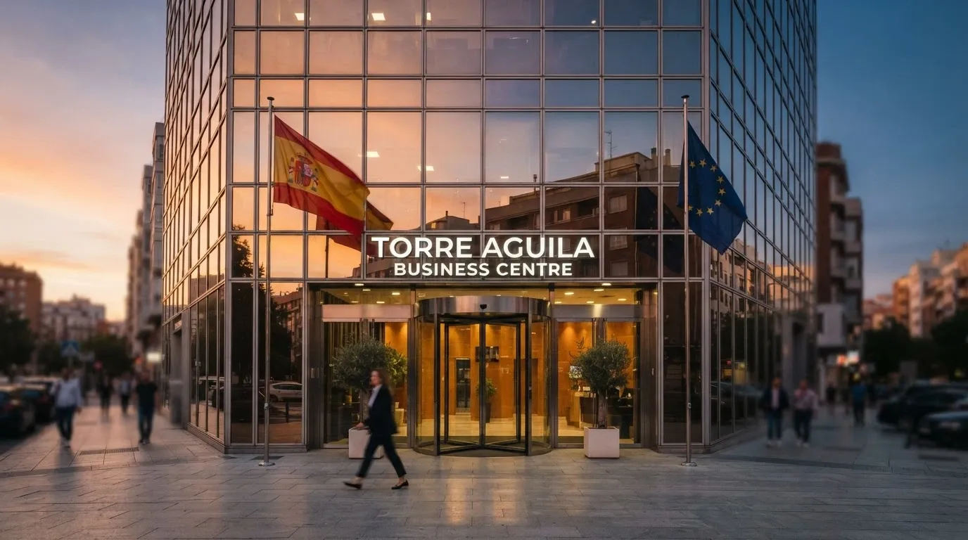 Fachada moderna de un edificio con el cartel de un casino y la bandera de España junto a la de la UE